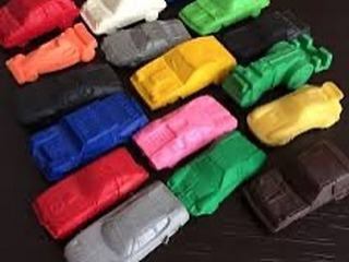 子どもの頃（1970年代）にめっちゃ好きで眺めていた日本石油（現在のENEOS）がユーザー向けに配っていた高速道路地図。地図をよく見ると鉄道路線は一切記載されていない。幼少期、鉄道より道路が好きになった理由はこういう影響もあるのだろう。
道路好きな子どもだったので、自動車のミニカーで遊ぶことが多かった。友だちの家にあったトミカパーキングで無限に遊んだり公園の砂場にダートコースを作ったりしていくうちに街を作り、やがて空想地図を描いていく。
その当時、コカコーラ系の瓶の蓋（俗にいう王冠）にはブームだったスーパーカーが印刷されていたり、スーパーカー消しゴムもあり、
学校の教室の机で欲しい車を指やBOXYボールペンで弾いて落として奪い合いゲームが流行ってましたね。