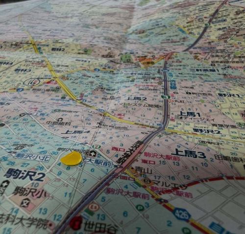 🗺️【地理トークイベント開催！】
🌆三軒茶屋で“街の記憶”を古地図と落語でひもとく夜🌛
⁡
🎤6/29（日）18:00〜
📍地理系ブックカフェ空想地図（駒沢大学駅 徒歩4分）
⁡
＼大山街道を、熊さんと歩いてみませんか？／
⁡
江戸から大山へ続く”信仰の道”・大山街道。
🗾古地図でたどる都市の変遷、📜落語の熊さんと歩く妄想街道旅！
📍地形・地名・ブラタモリ的視点満載の地理ナイト🌃
⁡
🗣️《イベント内容》
・大山街道とは？歴史と地形のひみつ
・玉電と旧道と暗渠の話
・“昔の道”と“今の道”を古地図で比較！
・沿道の見どころ、未踏ルートの空想散歩も？
・恒例🌟地理じゃんけん大会！（地図グッズ多数）
・地図広げてわいがや交流タイムも！
⁡
🎟️参加費：通行手形700円（税込）＋1ドリンク〜
🪑全席自由席／予約優先・先着順
🧭MC：ジオ飯さん（#マップリーダー）
📚主催：地理系ブックカフェ空想地図
⁡
🧭#大山街道 #古地図 #地図カフェ #地理イベント
📍#三軒茶屋 #駒沢大学 #ブラタモリ #暗渠 #旧道 #街道歩き
🗺️#空想地図 #玉電 #都市地理 #妄想地理部