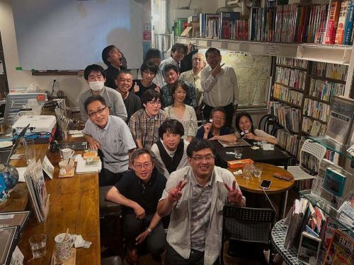 📍Last night's #SuriTetsuNight1
Thank you to everyone who rode with us🚋✨
The trains, the maps, and Hatsusaburo's bird's-eye view -- that Friday night chat was a truly "addictive" experience!

The cafe is open as usual today☕📚
It's nice to look at the map and reminisce about yesterday's experience.
Why not come and look for that book that caught your eye at the event?

🗺️ #FantasyMap #MapCafe #YoshidaHatsusaburo #MapLover #IWantToConnectWithRailwayLovers #KeioLine #BirdsEyeViewSwamp