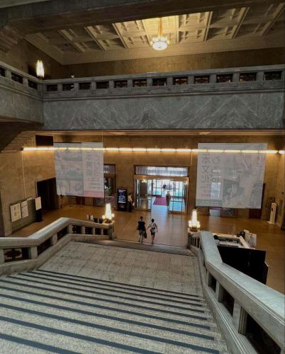 🧭【本日のご紹介📚＋ご来店のご案内】

🚶‍♂️「階段を降りると、ちょっと異世界。」

東京には“味のある階段”が126もあるって知ってました？
その一段一段に、都市の裏側や記憶が刻まれてるんです。

今日ご紹介するのは、『東京の階段』（松本泰生 著）。
何気なく通りすぎていたあの坂道も、見方を変えれば「名所」に。
住宅街のすき間、ビル群の裏、そして——

👣 駒沢のあの階段を降りた先にも、ちょっと不思議な空間が。

＼📍今日もお店オープンしてます／
ぜひこの“地形の異空間”を体験しに来てください！
#東京の階段 #都市の異空間 #段差萌え 
#階段マニア #路地裏探検 #駒沢の階段 #地理カフェ 
#隠れスポット #昭和レトロ #階段のある風景 #地形萌え 
#地理カフェ　#駒沢カフェ　#駒沢大学駅グルメ
