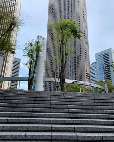 🧭【本日のご紹介📚＋ご来店のご案内】

🚶‍♂️「階段を降りると、ちょっと異世界。」

東京には“味のある階段”が126もあるって知ってました？
その一段一段に、都市の裏側や記憶が刻まれてるんです。

今日ご紹介するのは、『東京の階段』（松本泰生 著）。
何気なく通りすぎていたあの坂道も、見方を変えれば「名所」に。
住宅街のすき間、ビル群の裏、そして——

👣 駒沢のあの階段を降りた先にも、ちょっと不思議な空間が。

＼📍今日もお店オープンしてます／
ぜひこの“地形の異空間”を体験しに来てください！
#東京の階段 #都市の異空間 #段差萌え 
#階段マニア #路地裏探検 #駒沢の階段 #地理カフェ 
#隠れスポット #昭和レトロ #階段のある風景 #地形萌え 
#地理カフェ　#駒沢カフェ　#駒沢大学駅グルメ