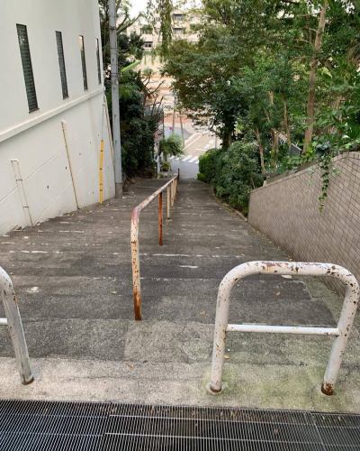 🧭【本日のご紹介📚＋ご来店のご案内】

🚶‍♂️「階段を降りると、ちょっと異世界。」

東京には“味のある階段”が126もあるって知ってました？
その一段一段に、都市の裏側や記憶が刻まれてるんです。

今日ご紹介するのは、『東京の階段』（松本泰生 著）。
何気なく通りすぎていたあの坂道も、見方を変えれば「名所」に。
住宅街のすき間、ビル群の裏、そして——

👣 駒沢のあの階段を降りた先にも、ちょっと不思議な空間が。

＼📍今日もお店オープンしてます／
ぜひこの“地形の異空間”を体験しに来てください！
#東京の階段 #都市の異空間 #段差萌え 
#階段マニア #路地裏探検 #駒沢の階段 #地理カフェ 
#隠れスポット #昭和レトロ #階段のある風景 #地形萌え 
#地理カフェ　#駒沢カフェ　#駒沢大学駅グルメ