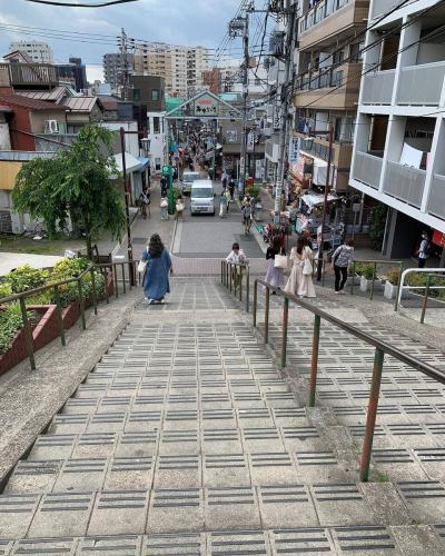 🧭【本日のご紹介📚＋ご来店のご案内】

🚶‍♂️「階段を降りると、ちょっと異世界。」

東京には“味のある階段”が126もあるって知ってました？
その一段一段に、都市の裏側や記憶が刻まれてるんです。

今日ご紹介するのは、『東京の階段』（松本泰生 著）。
何気なく通りすぎていたあの坂道も、見方を変えれば「名所」に。
住宅街のすき間、ビル群の裏、そして——

👣 駒沢のあの階段を降りた先にも、ちょっと不思議な空間が。

＼📍今日もお店オープンしてます／
ぜひこの“地形の異空間”を体験しに来てください！
#東京の階段 #都市の異空間 #段差萌え 
#階段マニア #路地裏探検 #駒沢の階段 #地理カフェ 
#隠れスポット #昭和レトロ #階段のある風景 #地形萌え 
#地理カフェ　#駒沢カフェ　#駒沢大学駅グルメ
