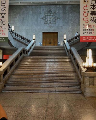 🧭【本日のご紹介📚＋ご来店のご案内】

🚶‍♂️「階段を降りると、ちょっと異世界。」

東京には“味のある階段”が126もあるって知ってました？
その一段一段に、都市の裏側や記憶が刻まれてるんです。

今日ご紹介するのは、『東京の階段』（松本泰生 著）。
何気なく通りすぎていたあの坂道も、見方を変えれば「名所」に。
住宅街のすき間、ビル群の裏、そして——

👣 駒沢のあの階段を降りた先にも、ちょっと不思議な空間が。

＼📍今日もお店オープンしてます／
ぜひこの“地形の異空間”を体験しに来てください！
#東京の階段 #都市の異空間 #段差萌え 
#階段マニア #路地裏探検 #駒沢の階段 #地理カフェ 
#隠れスポット #昭和レトロ #階段のある風景 #地形萌え 
#地理カフェ　#駒沢カフェ　#駒沢大学駅グルメ