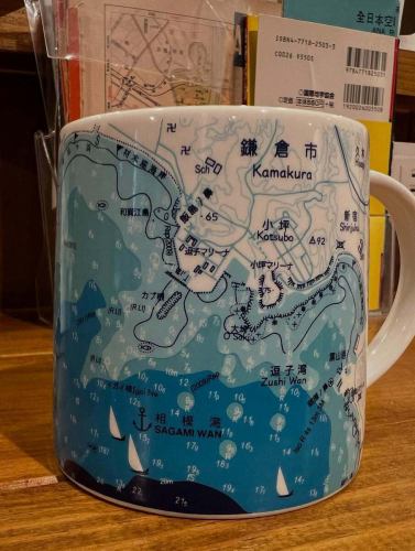 📍**“空想地図”は実在する。**
あなたの旅の起点は、どこから？

たとえば最寄駅から歩いて10分。
コンビニの角を曲がり、かつて「川だった場所」の痕跡を見つけたら、もうすぐそこ。
住宅地の中に現れる、ひっそりとした交差点——
そこが「地理系ブックカフェ 空想地図」の境界線です。

🗺️ロゴの地図は、まさにこの場所。
地図を読むように、五感を働かせてたどり着いてください。
扉を開けたら、そこは**“地理好きの聖域”**。
本、地形、地名、そして…おいしいごはんと甘いもの。

📆8月2日（土） 営業しております。
初めての方もお気軽に、地図片手にお越しください。

#地図でたどるカフェ #空想地図は実在した
#地理系ブックカフェ #地図好きの旅
#地理のある暮らし #ロゴが案内図 #隠れ家的カフェ
#ジオグルメ #標高スイーツ #空想地図 #地理カフェ