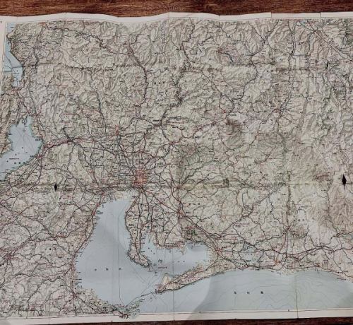 📘【昭和の地図旅】1972年版「エアリアマップ 中部道路地図」

名神高速の一宮インターが表紙に！まだ一宮PAもない時代で、トイレ事情はちょっと深刻だったかも…。

「中部」とありながら、静岡や甲信越は含まれていないという、当時の“図角のクセ”もまた味わい深い。

地図を広げて、昭和の道を旅しよう。今の道と、昔の道が交差する場所でお待ちしています。

🗺️地理カフェ 空想地図で閲覧できます！

#地理カフェ #空想地図 #昭文社 #エアリアマップ #中部道路地図 #1972年 #昭和のドライブ #レトロ地図 #道路地図 #地図好きとつながりたい