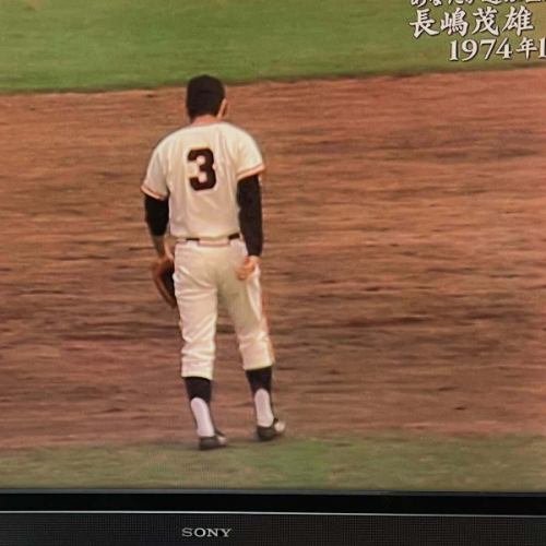 昨日、東京ドームで行われた長嶋茂雄さんの追悼試合。
そして夜はCS日テレG+で、1974年10月14日の「長嶋茂雄 引退試合」がフル尺で放送されました。

VTR素材での放送は、フィルムよりも“当時の生放送感”がリアル。
実況レスの場面では球場の音だけが響き、昭和の空気が画面から漂ってきます。
今では当たり前のセンターカメラではなく、70年代までは主流だったバックネット裏からの映像。
「森永ハイクラウンチョコレート」の広告も懐かしく、当時はこの位置の広告料が一番高かったそうです。

お盆休み最終日。
少しノスタルジックな気分で、過去の名場面や地図・風景の記憶を語りながら、ゆっくりとお過ごしになりませんか？
本日もご来店をお待ちしております☕️

#長嶋茂雄 #引退試合 #東京ドーム #巨人 #昭和野球 #森永ハイクラウン #レトロ広告 #野球好きな人と繋がりたい #地理カフェ #お盆休み最終日 #カフェ時間 #昭和の記憶