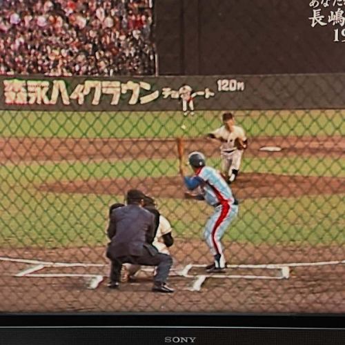 昨日、東京ドームで行われた長嶋茂雄さんの追悼試合。
そして夜はCS日テレG+で、1974年10月14日の「長嶋茂雄 引退試合」がフル尺で放送されました。

VTR素材での放送は、フィルムよりも“当時の生放送感”がリアル。
実況レスの場面では球場の音だけが響き、昭和の空気が画面から漂ってきます。
今では当たり前のセンターカメラではなく、70年代までは主流だったバックネット裏からの映像。
「森永ハイクラウンチョコレート」の広告も懐かしく、当時はこの位置の広告料が一番高かったそうです。

お盆休み最終日。
少しノスタルジックな気分で、過去の名場面や地図・風景の記憶を語りながら、ゆっくりとお過ごしになりませんか？
本日もご来店をお待ちしております☕️

#長嶋茂雄 #引退試合 #東京ドーム #巨人 #昭和野球 #森永ハイクラウン #レトロ広告 #野球好きな人と繋がりたい #地理カフェ #お盆休み最終日 #カフェ時間 #昭和の記憶
