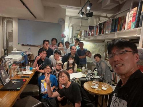 🚧 昨晚的#roadevent 真是「與道路重聚」的夜晚。

從道路規劃的幕後故事，到涵洞的浪漫、崎嶇道路上的冒險、落石的難關，甚至廢棄的道路和 246 號國道。
每位演講者都從自己的角度講述了對公路的熱愛，現場充滿了歡笑、驚喜和共鳴。
雖然由於時間緊迫，活動有些倉促，但直至最後，現場氣氛依然熱鬧非凡。

此外，CBC電視節目《邂逅公路》中的兩位熟悉的面孔這次也加入我們，一起拍了紀念照！
這真是一個充滿道路的奢華之夜。
此外，武藏野涵洞研究會的國中生也將在本次活動中發表演講！
他展示了手工製作的紮庫里河高差模型，其探究和表現的精神贏得了觀眾的熱烈掌聲。
未來「路徑研究者」的形象讓所有參與者深受啟發。

非常感謝所有參與者！

☕️今天8月24日（星期六）我們照常營業。我們期待上午 11 點開始見到您。

#GeographyCafe #RoadEvent #ReunionwiththeRoad #Culvert #BadRoad #AbandonedRoad #NationalRoute246 #Oyashirazu #EncounterwiththeRoad #MusashinoCulvertStudyGroup #Jakuzuregawa