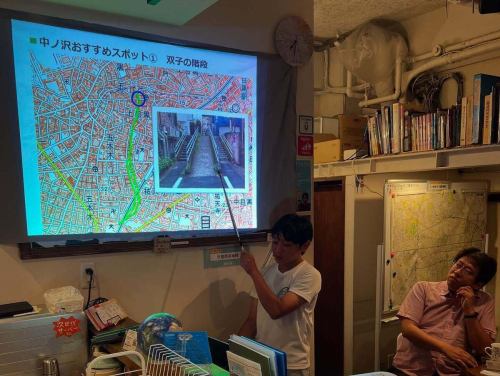 🚧 昨晚的#roadevent 真是「與道路重聚」的夜晚。

從道路規劃的幕後故事，到涵洞的浪漫、崎嶇道路上的冒險、落石的難關，甚至廢棄的道路和 246 號國道。
每位演講者都從自己的角度講述了對公路的熱愛，現場充滿了歡笑、驚喜和共鳴。
雖然由於時間緊迫，活動有些倉促，但直至最後，現場氣氛依然熱鬧非凡。

此外，CBC電視節目《邂逅公路》中的兩位熟悉的面孔這次也加入我們，一起拍了紀念照！
這真是一個充滿道路的奢華之夜。
此外，武藏野涵洞研究會的國中生也將在本次活動中發表演講！
他展示了手工製作的紮庫里河高差模型，其探究和表現的精神贏得了觀眾的熱烈掌聲。
未來「路徑研究者」的形象讓所有參與者深受啟發。

非常感謝所有參與者！

☕️今天8月24日（星期六）我們照常營業。我們期待上午 11 點開始見到您。

#GeographyCafe #RoadEvent #ReunionwiththeRoad #Culvert #BadRoad #AbandonedRoad #NationalRoute246 #Oyashirazu #EncounterwiththeRoad #MusashinoCulvertStudyGroup #Jakuzuregawa