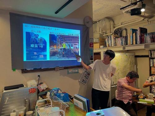 🚧 昨晚的#roadevent 真是「與道路重聚」的夜晚。

從道路規劃的幕後故事，到涵洞的浪漫、崎嶇道路上的冒險、落石的難關，甚至廢棄的道路和 246 號國道。
每位演講者都從自己的角度講述了對公路的熱愛，現場充滿了歡笑、驚喜和共鳴。
雖然由於時間緊迫，活動有些倉促，但直至最後，現場氣氛依然熱鬧非凡。

此外，CBC電視節目《邂逅公路》中的兩位熟悉的面孔這次也加入我們，一起拍了紀念照！
這真是一個充滿道路的奢華之夜。
此外，武藏野涵洞研究會的國中生也將在本次活動中發表演講！
他展示了手工製作的紮庫里河高差模型，其探究和表現的精神贏得了觀眾的熱烈掌聲。
未來「路徑研究者」的形象讓所有參與者深受啟發。

非常感謝所有參與者！

☕️今天8月24日（星期六）我們照常營業。我們期待上午 11 點開始見到您。

#GeographyCafe #RoadEvent #ReunionwiththeRoad #Culvert #BadRoad #AbandonedRoad #NationalRoute246 #Oyashirazu #EncounterwiththeRoad #MusashinoCulvertStudyGroup #Jakuzuregawa
