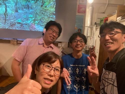 🚧 昨晚的#roadevent 真是「與道路重聚」的夜晚。

從道路規劃的幕後故事，到涵洞的浪漫、崎嶇道路上的冒險、落石的難關，甚至廢棄的道路和 246 號國道。
每位演講者都從自己的角度講述了對公路的熱愛，現場充滿了歡笑、驚喜和共鳴。
雖然由於時間緊迫，活動有些倉促，但直至最後，現場氣氛依然熱鬧非凡。

此外，CBC電視節目《邂逅公路》中的兩位熟悉的面孔這次也加入我們，一起拍了紀念照！
這真是一個充滿道路的奢華之夜。
此外，武藏野涵洞研究會的國中生也將在本次活動中發表演講！
他展示了手工製作的紮庫里河高差模型，其探究和表現的精神贏得了觀眾的熱烈掌聲。
未來「路徑研究者」的形象讓所有參與者深受啟發。

非常感謝所有參與者！

☕️今天8月24日（星期六）我們照常營業。我們期待上午 11 點開始見到您。

#GeographyCafe #RoadEvent #ReunionwiththeRoad #Culvert #BadRoad #AbandonedRoad #NationalRoute246 #Oyashirazu #EncounterwiththeRoad #MusashinoCulvertStudyGroup #Jakuzuregawa
