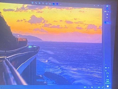 🚧 昨晚的#roadevent 真是「與道路重聚」的夜晚。

從道路規劃的幕後故事，到涵洞的浪漫、崎嶇道路上的冒險、落石的難關，甚至廢棄的道路和 246 號國道。
每位演講者都從自己的角度講述了對公路的熱愛，現場充滿了歡笑、驚喜和共鳴。
雖然由於時間緊迫，活動有些倉促，但直至最後，現場氣氛依然熱鬧非凡。

此外，CBC電視節目《邂逅公路》中的兩位熟悉的面孔這次也加入我們，一起拍了紀念照！
這真是一個充滿道路的奢華之夜。
此外，武藏野涵洞研究會的國中生也將在本次活動中發表演講！
他展示了手工製作的紮庫里河高差模型，其探究和表現的精神贏得了觀眾的熱烈掌聲。
未來「路徑研究者」的形象讓所有參與者深受啟發。

非常感謝所有參與者！

☕️今天8月24日（星期六）我們照常營業。我們期待上午 11 點開始見到您。

#GeographyCafe #RoadEvent #ReunionwiththeRoad #Culvert #BadRoad #AbandonedRoad #NationalRoute246 #Oyashirazu #EncounterwiththeRoad #MusashinoCulvertStudyGroup #Jakuzuregawa