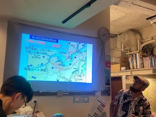 🚧 昨晚的#roadevent 真是「與道路重聚」的夜晚。

從道路規劃的幕後故事，到涵洞的浪漫、崎嶇道路上的冒險、落石的難關，甚至廢棄的道路和 246 號國道。
每位演講者都從自己的角度講述了對公路的熱愛，現場充滿了歡笑、驚喜和共鳴。
雖然由於時間緊迫，活動有些倉促，但直至最後，現場氣氛依然熱鬧非凡。

此外，CBC電視節目《邂逅公路》中的兩位熟悉的面孔這次也加入我們，一起拍了紀念照！
這真是一個充滿道路的奢華之夜。
此外，武藏野涵洞研究會的國中生也將在本次活動中發表演講！
他展示了手工製作的紮庫里河高差模型，其探究和表現的精神贏得了觀眾的熱烈掌聲。
未來「路徑研究者」的形象讓所有參與者深受啟發。

非常感謝所有參與者！

☕️今天8月24日（星期六）我們照常營業。我們期待上午 11 點開始見到您。

#GeographyCafe #RoadEvent #ReunionwiththeRoad #Culvert #BadRoad #AbandonedRoad #NationalRoute246 #Oyashirazu #EncounterwiththeRoad #MusashinoCulvertStudyGroup #Jakuzuregawa