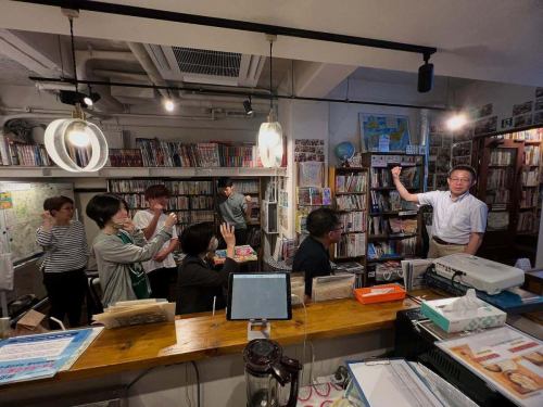 Last night we held a talk event with Shobunsha on the theme of "Floods and Maps."
As it happened just after the heavy rain in Tokyo the day before yesterday, it was a very educational night, with many things to learn, including about real-time weather sites such as Kikikuru and Windy, and the evolution of lightning, tornadoes, and observation accuracy.

Komazawa 2-chome, where Geography Cafe is located, is surprisingly on a hill, but the cafe is semi-underground.To be honest, heavy rain scares me.Although insurance is in place, important maps and books cannot be replaced.It was a valuable opportunity to be able to share such real stories.

Thank you so much to everyone who participated!

Today, Saturday, we are open all day for the first time in a while, and we will be open even during the three-day weekend☕
Please come and relax in this space surrounded by books and maps.

#MapCafe #Komazawa #Floods and Maps #Disaster Prevention #Weather Information #BookCafe #LearningTime