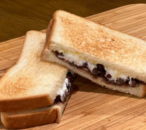 Today, September 10th, is Ogura Toast Day.
It has been beloved as a representative item of the coffee shop culture that originated in Nagoya.

Ogura toast is a simple combination of toasted bread topped with bean paste and butter.However, this sweet and salty harmony is addictive.In the Tokai region, centered around Nagoya, it has been passed down along with the morning culture and is now a popular menu item throughout the country.

I myself lived in Ichinomiya City, Aichi Prefecture for 13 years, and at that time, having breakfast at a coffee shop was a part of my daily routine.When you order a drink, toast, boiled eggs, and salad will automatically come with it.Depending on the restaurant, they may even serve chawanmushi and spaghetti.I was able to experience firsthand the "hospitality culture" that is unique to Nagoya.

Inspired by the flavors of Nagoya, our restaurant offers "anko butter sandwiches."
The fragrant aroma of toast, the gentle sweetness of red bean paste, and the richness of butter.It also goes great with coffee.

Today, please enjoy our bean paste butter sandwiches while thinking about Nagoya's cafe culture.
4 minutes walk from Komazawa Daigaku Station on the Tokyu Denentoshi Line,
"Coffee shop" fantasy map.

#Ogura Toast Day #An Butter Sandwich #Nagoya Morning #Coffee Culture #Map Cafe #Cafe Time
