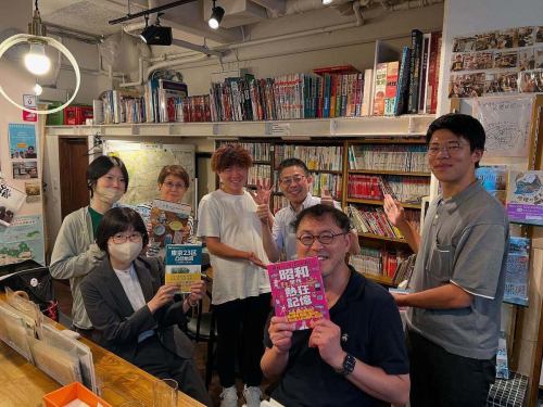 어젯밤은 쇼분샤씨와 「수해와 지도」를 테마로 토크 이벤트를 개최했습니다.
딱 어제 도쿄의 폭우 직후라고 하는 것도 있어, 키키쿠루나 windy 등의 리얼타임 기상 사이트, 번개·토네이도·관측 정밀도의 진화에 대해서 등, 배운 밤이 되었습니다.

지리 카페가 있는 고마자와 2가는 의외로 고대입니다만, 가게는 반지하.솔직히 호우는 무섭다.보험은 들어가 있습니다만, 소중한 지도책이나 서적은 바꿀 수 없습니다.그런 리얼한 이야기를 공유할 수 있었던 것도 귀중한 기회였습니다.

참가해 주신 여러분, 정말로 감사합니다!

오늘 토요일은 오랜만의 종일 통상 영업, 3연휴도 영업하고 있습니다☕
꼭 책이나 지도에 둘러싸인 공간에서 느긋하게 보내십시오.

#지도 카페 #코마자와 #수해와 지도 #방재 #기상 정보 #책이 있는 카페