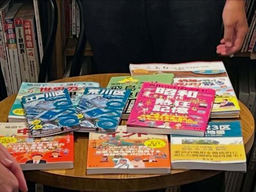 어젯밤은 쇼분샤씨와 「수해와 지도」를 테마로 토크 이벤트를 개최했습니다.
딱 어제 도쿄의 폭우 직후라고 하는 것도 있어, 키키쿠루나 windy 등의 리얼타임 기상 사이트, 번개·토네이도·관측 정밀도의 진화에 대해서 등, 배운 밤이 되었습니다.

지리 카페가 있는 고마자와 2가는 의외로 고대입니다만, 가게는 반지하.솔직히 호우는 무섭다.보험은 들어가 있습니다만, 소중한 지도책이나 서적은 바꿀 수 없습니다.그런 리얼한 이야기를 공유할 수 있었던 것도 귀중한 기회였습니다.

참가해 주신 여러분, 정말로 감사합니다!

오늘 토요일은 오랜만의 종일 통상 영업, 3연휴도 영업하고 있습니다☕
꼭 책이나 지도에 둘러싸인 공간에서 느긋하게 보내십시오.

#지도 카페 #코마자와 #수해와 지도 #방재 #기상 정보 #책이 있는 카페