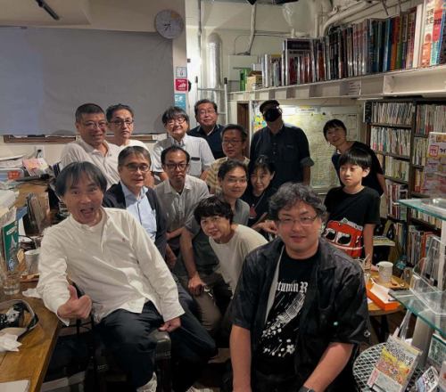 어제의 「스리 철 이벤트」에 참가해 주신 여러분, 감사합니다!
다이토큐의 역사를 끈 때, 망상 철도를 말해, 전 철도 회사의 운전사 특유의 에피소드까지 튀어나오는 농밀한 밤🚃✨

지도와 노선도를 바라보면서 “철도를 통해 시공을 넘는 여행”을 여러분과 공유할 수 있었던 것, 정말 기쁩니다.
이 자리를 함께 만들어 주신 참가자 여러분, 지지해 주시는 분들께 진심으로 감사합니다 🙏

그런데, 오늘도 11시부터 영업 스타트.

오늘은 일요일, 우리 28번째의 결혼 기념일이라고 하는 것으로,
가게도 우리도, 오늘을 온화하게(절실…

계속해서 「지리계 북카페 공상지도」를 부탁드립니다☺️
가게도 곧 3주년.이번 주는 금요일의 쇼분사 선물, 방재와 지도 이벤트를 잘 부탁드립니다.
이쪽은 Peatix가 아니고 쇼분샤의 사이트가 신청이 되고 있습니다.
http://mapple.co.jp/26494/
#스리철 #다이토큐 #망상철도 #지도 좋아 #철도 좋아 #공상지도 #지리계 북카페 #노선도 좋아 #철도 이벤트 #감사 #결혼기념일 #감사합니다