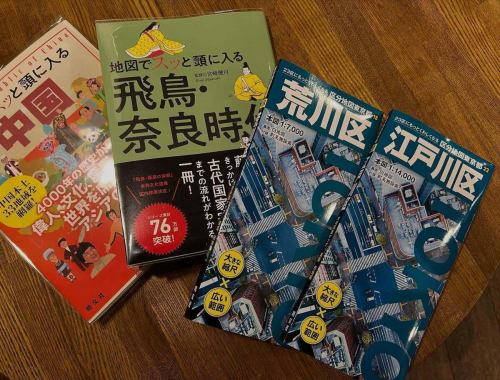 今日は 敬老の日。
おじいちゃんおばあちゃんと一緒に、ゆったり読書タイムはいかがでしょうか？📖

昭文社さんのイベント名物「ジャンケン大会」で勝ち取った本が、ありがたいことに当店にもお裾分けとして届きます。
最近は、
	•	『地図でスッと頭に入る 飛鳥・奈良時代』
	•	『地図でスッと頭に入る 中国』
	•	23区の詳細地図『荒川区』『江戸川区』
などが新しく本棚に加わりました✨

知的好奇心をくすぐる本と、あたたかい飲み物で、敬老の日をちょっと特別に。
ご家族でのご来店も大歓迎です😊

生姜焼き定食とハンバーグ定食は夕方ごろからの時間限定メニューです。

#地理系ブックカフェ空想地図 #敬老の日 #昭文社 #地図好き