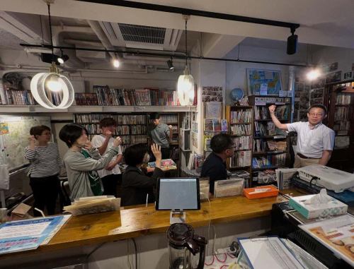 今日は 敬老の日。
おじいちゃんおばあちゃんと一緒に、ゆったり読書タイムはいかがでしょうか？📖

昭文社さんのイベント名物「ジャンケン大会」で勝ち取った本が、ありがたいことに当店にもお裾分けとして届きます。
最近は、
	•	『地図でスッと頭に入る 飛鳥・奈良時代』
	•	『地図でスッと頭に入る 中国』
	•	23区の詳細地図『荒川区』『江戸川区』
などが新しく本棚に加わりました✨

知的好奇心をくすぐる本と、あたたかい飲み物で、敬老の日をちょっと特別に。
ご家族でのご来店も大歓迎です😊

生姜焼き定食とハンバーグ定食は夕方ごろからの時間限定メニューです。

#地理系ブックカフェ空想地図 #敬老の日 #昭文社 #地図好き