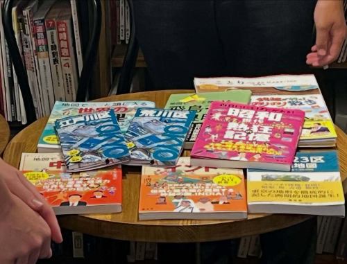 今日は 敬老の日。
おじいちゃんおばあちゃんと一緒に、ゆったり読書タイムはいかがでしょうか？📖

昭文社さんのイベント名物「ジャンケン大会」で勝ち取った本が、ありがたいことに当店にもお裾分けとして届きます。
最近は、
	•	『地図でスッと頭に入る 飛鳥・奈良時代』
	•	『地図でスッと頭に入る 中国』
	•	23区の詳細地図『荒川区』『江戸川区』
などが新しく本棚に加わりました✨

知的好奇心をくすぐる本と、あたたかい飲み物で、敬老の日をちょっと特別に。
ご家族でのご来店も大歓迎です😊

生姜焼き定食とハンバーグ定食は夕方ごろからの時間限定メニューです。

#地理系ブックカフェ空想地図 #敬老の日 #昭文社 #地図好き