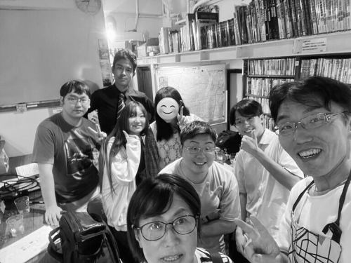 昨天我們店裡舉辦了一場以「異國地圖」為主題的活動🗺️✨
外國地圖是日本曾經在海外製作並收集的地圖，是一門在歷史、地理、國際關係等方面非常深奧的學科。
雖然內容比較專業，不是我們平常接觸到的，但與會者表現出了極大的興趣，現場討論熱烈，收穫滿滿。

最後，我們與駒澤大學的學生、校友以及留校的首都大學東京校友合影留念。
透過這次活動，我感覺到地圖是建立超越世代和位置的聯繫的門戶。

非常感謝所有參與者！
我們希望繼續擴大透過地圖進行學習和互動的範圍。

#外國地圖 #歷史地理 #地圖研究 #史料
#軍事地理 #國際關係 #想跟歷史愛好者交流
#製圖 #檔案研究 #知識共享
#地圖活動 #地理愛好者 #我想和書迷們聯繫
#BookCafe #MapCafe #FantasyMaps
#學習時間 #互動空間 #咖啡廳活動