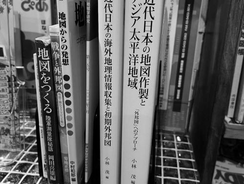 昨天我們店裡舉辦了一場以「異國地圖」為主題的活動🗺️✨
外國地圖是日本曾經在海外製作並收集的地圖，是一門在歷史、地理、國際關係等方面非常深奧的學科。
雖然內容比較專業，不是我們平常接觸到的，但與會者表現出了極大的興趣，現場討論熱烈，收穫滿滿。

最後，我們與駒澤大學的學生、校友以及留校的首都大學東京校友合影留念。
透過這次活動，我感覺到地圖是建立超越世代和位置的聯繫的門戶。

非常感謝所有參與者！
我們希望繼續擴大透過地圖進行學習和互動的範圍。

#外國地圖 #歷史地理 #地圖研究 #史料
#軍事地理 #國際關係 #想跟歷史愛好者交流
#製圖 #檔案研究 #知識共享
#地圖活動 #地理愛好者 #我想和書迷們聯繫
#BookCafe #MapCafe #FantasyMaps
#學習時間 #互動空間 #咖啡廳活動