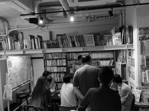 昨天我們店裡舉辦了一場以「異國地圖」為主題的活動🗺️✨
外國地圖是日本曾經在海外製作並收集的地圖，是一門在歷史、地理、國際關係等方面非常深奧的學科。
雖然內容比較專業，不是我們平常接觸到的，但與會者表現出了極大的興趣，現場討論熱烈，收穫滿滿。

最後，我們與駒澤大學的學生、校友以及留校的首都大學東京校友合影留念。
透過這次活動，我感覺到地圖是建立超越世代和位置的聯繫的門戶。

非常感謝所有參與者！
我們希望繼續擴大透過地圖進行學習和互動的範圍。

#外國地圖 #歷史地理 #地圖研究 #史料
#軍事地理 #國際關係 #想跟歷史愛好者交流
#製圖 #檔案研究 #知識共享
#地圖活動 #地理愛好者 #我想和書迷們聯繫
#BookCafe #MapCafe #FantasyMaps
#學習時間 #互動空間 #咖啡廳活動