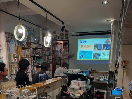 🚏《鄉村手語的世界》凱凱十週年攝影活動圓滿成功！
非常感謝所有參與的人🙌

這是一個緊張而愉快的夜晚，我們能夠分享跨越界限的興奮以及標誌和符號的深刻含義。
邊界、道路和標誌愛好者的熱情令人難以置信🔥

🔴（通知）本週末的Gaihozu活動已滿！謝謝😊

今天是星期天，地理咖啡館營業了，很熱鬧☕📖
您可以聊聊活動的餘興，或者只是在地圖和書籍的包圍下放鬆身心。
期待您的光臨！

#GeographyCafe #CountrySign #BoundaryManiac #我想與地圖愛好者聯繫