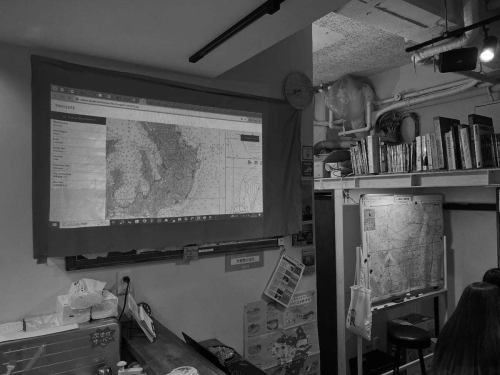 昨日は当店で「外邦図」をテーマにしたイベントを開催しました🗺️✨
外邦図とは、日本がかつて国外で作成・収集していた地図のことで、歴史・地理・国際関係の側面からも非常に奥深いテーマです。
普段なかなか触れることの少ない専門的な内容でしたが、参加者の皆さんの関心の高さもあり、熱心な議論と新しい気づきにあふれる時間となりました。

最後は残ってくださった駒澤大学の学生さんやOB、そして都立大OBのみなさんと集合写真📸
イベントを通じて「地図」を入り口に、世代や立場を超えたつながりが生まれるのを感じました。

ご参加いただいた皆さま、本当にありがとうございました！
これからも地図を通して、学びと交流の場を広げていきたいと思います。

#外邦図 #歴史地理 #地図研究 #歴史資料
#軍事地理 #国際関係 #歴史好きと繋がりたい
#地図学 #アーカイブ研究 #知の共有
#地図イベント #地理好き #本好きと繋がりたい
#ブックカフェ #地図カフェ #空想地図 #FantasyMaps
#学びの時間 #交流の場 #カフェイベント