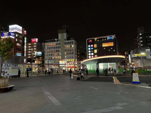 🚄昨日は調布へ。
サッカー帰りのサポーターで賑わう街を抜けて、映画館で『新幹線大爆破』を観てきました。

Netflix映画ですが、国内ではたった3館限定の劇場上映。
スクリーンいっぱいに爆走する新幹線の迫力に、息をのむ2時間。
鉄道の日に合わせたわけじゃないのに、結果的に“鉄道愛の日”のような時間になりました。

映画の余韻がまだ冷めないまま、今日は地理カフェで現実世界の地図と鉄道の旅を。
コーヒー片手に、あなたの中の“走り続ける”何かを見つけに来てください。

📍地理系ブックカフェ 空想地図
#新幹線大爆破 #鉄道の日 #調布シネマ #Netflix映画 #地理カフェ #空想地図 #鉄道カフェ #地図好きと繋がりたい #カフェ巡り #映画好きな人と繋がりたい #走り続けろ