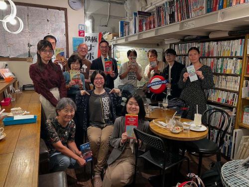 紅茶の香りに包まれた夜、
まるでロンドンを旅しているような2時間でした✈️✨

【旅するイギリス】🇬🇧
ご参加いただいた皆さま、本当にありがとうございました！

アフタヌーンティー式で進むプログラムでは、
🗺 サンドイッチの章で “イギリス旅の基本” を
🍰 スコーンの章で “アビーロード” の物語と
　 “田園都市レッチワース” の思想をめぐり
🎂 スイーツの章では “スタンフォーズ地図店” のように
　 地図と旅の深い関係を味わいました✨

地図から見たイギリス、
文化と都市が交わるその奥深さに
たくさんの笑顔と発見が生まれました☺️🇬🇧

また次の「旅するシリーズ」で、
新しい世界を一緒に旅しましょう✈️🌍

#旅するイギリス #地理カフェ空想地図 #ロンドン旅 #英国旅行
#紅茶時間 #アビーロード #レッチワース #田園都市計画
#スタンフォーズ地図店 #地図と旅 #海外旅行気分 #旅好き集まれ