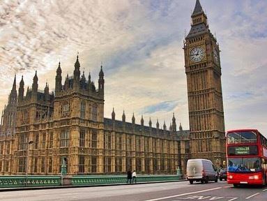 紅茶の香りに包まれた夜、
まるでロンドンを旅しているような2時間でした✈️✨

【旅するイギリス】🇬🇧
ご参加いただいた皆さま、本当にありがとうございました！

アフタヌーンティー式で進むプログラムでは、
🗺 サンドイッチの章で “イギリス旅の基本” を
🍰 スコーンの章で “アビーロード” の物語と
　 “田園都市レッチワース” の思想をめぐり
🎂 スイーツの章では “スタンフォーズ地図店” のように
　 地図と旅の深い関係を味わいました✨

地図から見たイギリス、
文化と都市が交わるその奥深さに
たくさんの笑顔と発見が生まれました☺️🇬🇧

また次の「旅するシリーズ」で、
新しい世界を一緒に旅しましょう✈️🌍

#旅するイギリス #地理カフェ空想地図 #ロンドン旅 #英国旅行
#紅茶時間 #アビーロード #レッチワース #田園都市計画
#スタンフォーズ地図店 #地図と旅 #海外旅行気分 #旅好き集まれ