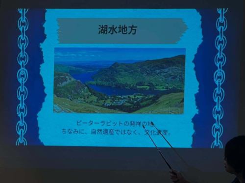 紅茶の香りに包まれた夜、
まるでロンドンを旅しているような2時間でした✈️✨

【旅するイギリス】🇬🇧
ご参加いただいた皆さま、本当にありがとうございました！

アフタヌーンティー式で進むプログラムでは、
🗺 サンドイッチの章で “イギリス旅の基本” を
🍰 スコーンの章で “アビーロード” の物語と
　 “田園都市レッチワース” の思想をめぐり
🎂 スイーツの章では “スタンフォーズ地図店” のように
　 地図と旅の深い関係を味わいました✨

地図から見たイギリス、
文化と都市が交わるその奥深さに
たくさんの笑顔と発見が生まれました☺️🇬🇧

また次の「旅するシリーズ」で、
新しい世界を一緒に旅しましょう✈️🌍

#旅するイギリス #地理カフェ空想地図 #ロンドン旅 #英国旅行
#紅茶時間 #アビーロード #レッチワース #田園都市計画
#スタンフォーズ地図店 #地図と旅 #海外旅行気分 #旅好き集まれ