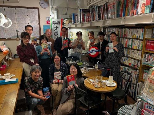 紅茶の香りに包まれた夜、
まるでロンドンを旅しているような2時間でした✈️✨

【旅するイギリス】🇬🇧
ご参加いただいた皆さま、本当にありがとうございました！

アフタヌーンティー式で進むプログラムでは、
🗺 サンドイッチの章で “イギリス旅の基本” を
🍰 スコーンの章で “アビーロード” の物語と
　 “田園都市レッチワース” の思想をめぐり
🎂 スイーツの章では “スタンフォーズ地図店” のように
　 地図と旅の深い関係を味わいました✨

地図から見たイギリス、
文化と都市が交わるその奥深さに
たくさんの笑顔と発見が生まれました☺️🇬🇧

また次の「旅するシリーズ」で、
新しい世界を一緒に旅しましょう✈️🌍

#旅するイギリス #地理カフェ空想地図 #ロンドン旅 #英国旅行
#紅茶時間 #アビーロード #レッチワース #田園都市計画
#スタンフォーズ地図店 #地図と旅 #海外旅行気分 #旅好き集まれ