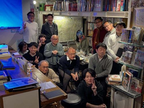 昨晩は
「地理とマスメディア」自由発表イベントを開催しました。
プロのライターさんから、
長年メディアを追いかけてきた趣味のメディアマニアさんまで、
立場も経験も異なる方々が集まり、
それぞれの視点からの発表が続きました。
話題は、
チャンネル番号、AMラジオの廃止、遠距離受信、
テレビのスピルオーバー、
メディアの「切り取り」と地理、
観光とメディアの関係まで。
「地理」と「マスメディア」という題材の懐の深さを、
あらためて実感する夜でした。
今回が初の試みでしたが、
「自由発表」という形式そのものにも、
まだまだいろいろな可能性がありそうだな
という手ごたえを感じています。
ご参加いただいた皆さま、
本当にありがとうございました。
そして余談ですが、
昨晩は「ブラタモリ・赤羽」に関したXのポストが思いがけず反響を呼び、
一晩でXのフォロワーさんが約100人増えるという出来事も。
少し驚きつつ、夜中にNHKオンデマンドでしっかり視聴しました。
先週、貸切イベントでご来店いただいた
「境界」の小林さんも出演されていて、
個人的にも胸が熱くなる回でした。
本日も、駒沢大学駅徒歩4分の当店で
11時より通常営業中です。
イベントの余韻に浸りつつ、
地図と本のある時間を、いつも通りお楽しみください。
昨日の登壇者のおひとり「ラジオと地理」さんよりご本人執筆の記事が掲載されている本もいただきました!
#地理
#地理とマスメディア
#地理好き
#メディア論
#放送文化
テレビ文化
ラジオ文化
ローカルメディア
自由発表
トークイベント
ブックカフェ
空想地図
地図好き
ブラタモリ