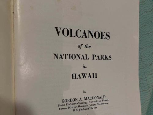 今夜、お客様から1971年発行の
ハワイ・キラウエア火山の地質図と冊子をいただいた。

広げると、紙の上に流れた溶岩の時間が、そのまま定着している。
色分けされた地層、等高線、噴火の履歴。
これは「景色」ではなく、「地球の記憶」そのものだ。

1971年。
まだGPSもなく、衛星写真も今ほど手軽ではない時代。
人が歩き、測り、考え、積み重ねて描かれたマウナ・ロアとキラウエアの姿。
折り目ひとつひとつに、フィールドに立った研究者の体温が残っている気がする。

添えられていた冊子
『Volcanoes of the National Parks in Hawaii』。
火山は「観光資源」である前に、
生きて動く大地そのものだという、静かな覚悟がページから伝わってくる。

地図は未来を当てるための道具ではない。
地図は「過去が、どうやって今になったか」を教えてくれるものだと思う。

この地図が描かれた1971年から半世紀。
キラウエアは何度も噴火し、姿を変え、
それでも火山であり続けている。

人も、街も、店も、たぶん同じだ。
積み重なった時間の上に、いま立っている。

こういう一枚が、ふっと現れるから
地図カフェはやめられない。

大切に、店のどこかに広げておきます。
ぜひ、紙の上のハワイを旅しに来てください。

#地図カフェ
#地質図
#キラウエア火山
#ハワイ
#1971年
#地図のある風景
#紙の地図
#地球の記憶
#MapsMatter