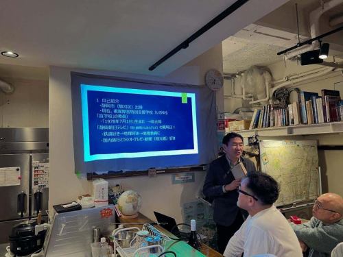 昨晩は
「地理とマスメディア」自由発表イベントを開催しました。

プロのライターさんから、
長年メディアを追いかけてきた趣味のメディアマニアさんまで、
立場も経験も異なる方々が集まり、
それぞれの視点からの発表が続きました。

話題は、
チャンネル番号、AMラジオの廃止、遠距離受信、
テレビのスピルオーバー、
メディアの「切り取り」と地理、
観光とメディアの関係まで。

「地理」と「マスメディア」という題材の懐の深さを、
あらためて実感する夜でした。

今回が初の試みでしたが、
「自由発表」という形式そのものにも、
まだまだいろいろな可能性がありそうだな
という手ごたえを感じています。

ご参加いただいた皆さま、
本当にありがとうございました。

そして余談ですが、
昨晩は「ブラタモリ・赤羽」に関したXのポストが思いがけず反響を呼び、
一晩でXのフォロワーさんが約100人増えるという出来事も。
少し驚きつつ、夜中にNHKオンデマンドでしっかり視聴しました。

先週、貸切イベントでご来店いただいた
「境界」の小林さんも出演されていて、
個人的にも胸が熱くなる回でした。

本日も、駒沢大学駅徒歩4分の当店で
11時より通常営業中です。
イベントの余韻に浸りつつ、
地図と本のある時間を、いつも通りお楽しみください。
昨日の登壇者のおひとり「ラジオと地理」さんよりご本人執筆の記事が掲載されている本もいただきました！
#地理
#地理とマスメディア
#地理好き
#メディア論
#放送文化
テレビ文化
ラジオ文化
ローカルメディア
自由発表
トークイベント
ブックカフェ
空想地図
地図好き
ブラタモリ