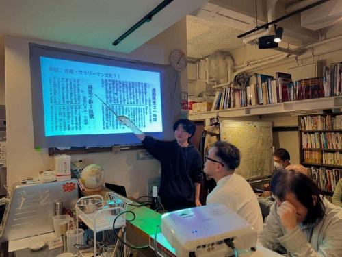 昨晩は
「地理とマスメディア」自由発表イベントを開催しました。

プロのライターさんから、
長年メディアを追いかけてきた趣味のメディアマニアさんまで、
立場も経験も異なる方々が集まり、
それぞれの視点からの発表が続きました。

話題は、
チャンネル番号、AMラジオの廃止、遠距離受信、
テレビのスピルオーバー、
メディアの「切り取り」と地理、
観光とメディアの関係まで。

「地理」と「マスメディア」という題材の懐の深さを、
あらためて実感する夜でした。

今回が初の試みでしたが、
「自由発表」という形式そのものにも、
まだまだいろいろな可能性がありそうだな
という手ごたえを感じています。

ご参加いただいた皆さま、
本当にありがとうございました。

そして余談ですが、
昨晩は「ブラタモリ・赤羽」に関したXのポストが思いがけず反響を呼び、
一晩でXのフォロワーさんが約100人増えるという出来事も。
少し驚きつつ、夜中にNHKオンデマンドでしっかり視聴しました。

先週、貸切イベントでご来店いただいた
「境界」の小林さんも出演されていて、
個人的にも胸が熱くなる回でした。

本日も、駒沢大学駅徒歩4分の当店で
11時より通常営業中です。
イベントの余韻に浸りつつ、
地図と本のある時間を、いつも通りお楽しみください。
昨日の登壇者のおひとり「ラジオと地理」さんよりご本人執筆の記事が掲載されている本もいただきました！
#地理
#地理とマスメディア
#地理好き
#メディア論
#放送文化
テレビ文化
ラジオ文化
ローカルメディア
自由発表
トークイベント
ブックカフェ
空想地図
地図好き
ブラタモリ