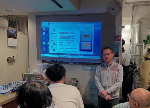 昨晩は
「地理とマスメディア」自由発表イベントを開催しました。

プロのライターさんから、
長年メディアを追いかけてきた趣味のメディアマニアさんまで、
立場も経験も異なる方々が集まり、
それぞれの視点からの発表が続きました。

話題は、
チャンネル番号、AMラジオの廃止、遠距離受信、
テレビのスピルオーバー、
メディアの「切り取り」と地理、
観光とメディアの関係まで。

「地理」と「マスメディア」という題材の懐の深さを、
あらためて実感する夜でした。

今回が初の試みでしたが、
「自由発表」という形式そのものにも、
まだまだいろいろな可能性がありそうだな
という手ごたえを感じています。

ご参加いただいた皆さま、
本当にありがとうございました。

そして余談ですが、
昨晩は「ブラタモリ・赤羽」に関したXのポストが思いがけず反響を呼び、
一晩でXのフォロワーさんが約100人増えるという出来事も。
少し驚きつつ、夜中にNHKオンデマンドでしっかり視聴しました。

先週、貸切イベントでご来店いただいた
「境界」の小林さんも出演されていて、
個人的にも胸が熱くなる回でした。

本日も、駒沢大学駅徒歩4分の当店で
11時より通常営業中です。
イベントの余韻に浸りつつ、
地図と本のある時間を、いつも通りお楽しみください。
昨日の登壇者のおひとり「ラジオと地理」さんよりご本人執筆の記事が掲載されている本もいただきました！
#地理
#地理とマスメディア
#地理好き
#メディア論
#放送文化
テレビ文化
ラジオ文化
ローカルメディア
自由発表
トークイベント
ブックカフェ
空想地図
地図好き
ブラタモリ