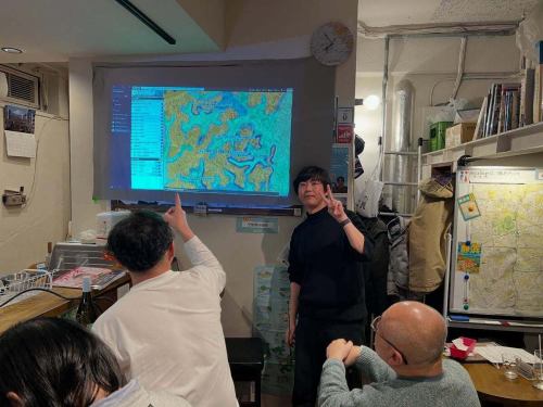 昨晩は
「地理とマスメディア」自由発表イベントを開催しました。

プロのライターさんから、
長年メディアを追いかけてきた趣味のメディアマニアさんまで、
立場も経験も異なる方々が集まり、
それぞれの視点からの発表が続きました。

話題は、
チャンネル番号、AMラジオの廃止、遠距離受信、
テレビのスピルオーバー、
メディアの「切り取り」と地理、
観光とメディアの関係まで。

「地理」と「マスメディア」という題材の懐の深さを、
あらためて実感する夜でした。

今回が初の試みでしたが、
「自由発表」という形式そのものにも、
まだまだいろいろな可能性がありそうだな
という手ごたえを感じています。

ご参加いただいた皆さま、
本当にありがとうございました。

そして余談ですが、
昨晩は「ブラタモリ・赤羽」に関したXのポストが思いがけず反響を呼び、
一晩でXのフォロワーさんが約100人増えるという出来事も。
少し驚きつつ、夜中にNHKオンデマンドでしっかり視聴しました。

先週、貸切イベントでご来店いただいた
「境界」の小林さんも出演されていて、
個人的にも胸が熱くなる回でした。

本日も、駒沢大学駅徒歩4分の当店で
11時より通常営業中です。
イベントの余韻に浸りつつ、
地図と本のある時間を、いつも通りお楽しみください。
昨日の登壇者のおひとり「ラジオと地理」さんよりご本人執筆の記事が掲載されている本もいただきました！
#地理
#地理とマスメディア
#地理好き
#メディア論
#放送文化
テレビ文化
ラジオ文化
ローカルメディア
自由発表
トークイベント
ブックカフェ
空想地図
地図好き
ブラタモリ