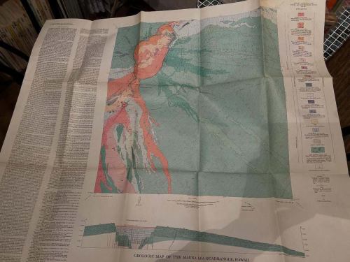 Tonight, a customer sent me a 1971 issue of
I received a geological map and booklet of Kilauea Volcano in Hawaii.

When you unfold it, the time of the lava that flowed onto the paper is fixed there.
Color-coded strata, contour lines, and eruption history.
This is not just a "scenery," but the "memory of the Earth" itself.

1971.
This was a time when GPS did not yet exist and satellite images were not as readily available as they are today.
Mauna Loa and Kilauea were drawn by people walking, measuring, thinking, and building up the images.
It feels as though the warmth of the researcher who has been out in the field remains in each fold.

The accompanying booklet
"Volcanoes of the National Parks in Hawaii."
Before being a "tourist resource," volcanoes are
The pages convey a quiet determination that the work is like the living, moving earth itself.

Maps are not tools for predicting the future.
I think maps tell us how the past became the present.

It has been half a century since this map was drawn in 1971.
Kilauea has erupted many times, changing its shape.
But it remains a volcano.

The people, the town, the shops, are probably the same.
I am now standing on top of the accumulated time.

A photo like this suddenly appears
I can't stop going to map cafes.

I'll keep it somewhere in the store and keep it safe.
Please come and travel to Hawaii on paper.

#Map Cafe
#Geological map
#Kilauea Volcano
#Hawaii
#1971
#Scenery with maps
#PaperMap
#Memory of the Earth
#MapsMatter