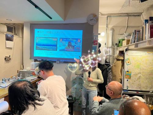 어젯밤은
「지리와 매스 미디어」자유 발표 이벤트를 개최했습니다.

프로 라이터 씨로부터,
오랫동안 미디어를 쫓아 온 취미의 미디어 매니아 씨까지,
입장도 경험도 다른 분들이 모여,
각 관점에서 발표가 계속되었습니다.

화제는
채널 번호, AM 라디오 폐지, 원거리 수신,
TV 스필오버,
미디어의 "자르기"와 지리,
관광과 미디어의 관계까지.

「지리」와 「매스 미디어」라는 소재의 회의 깊이를,
다시 실감하는 밤이었습니다.

이번이 첫 시도였지만,
「자유 발표」라고 하는 형식 그 자체에도,
아직도 여러 가지 가능성이있을 것 같습니다.
라는 수고를 느끼고 있습니다.

참가해 주신 여러분,
정말 고마워요.

그리고 여담이지만,
어젯밤은 「브라타모리 아카바네」에 관한 X의 포스트가 뜻밖의 반향을 불러,
하룻밤에 X의 팔로워 씨가 약 100명 증가한다는 사건도.
조금 놀라면서, 한밤중에 NHK 온 디맨드로 제대로 시청했습니다.

지난 주 전세 이벤트에서 내점을 받았습니다.
「경계」의 고바야시씨도 출연되고 있고,
개인적으로도 가슴이 뜨거워지는 시간이었습니다.

오늘도 고마자와 대학 역 도보 4 분의 당점에서
11시부터 통상 영업중입니다.
이벤트의 여운에 잠기면서
지도와 책이 있는 시간을 항상 즐길 수 있습니다.
어제의 등단자의 혼자 「라디오와 지리」씨로부터 본인 집필의 기사가 게재되고 있는 책도 받았습니다!
#지리
#지리와매스미디어
#지리
#미디어론
#방송문화
TV 문화
라디오 문화
로컬 미디어
자유발표
토크 이벤트
북카페
공상지도
지도 좋아
브라타모리