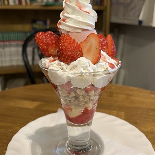 いちごのトライフルパフェ　Strawberry Trifle parfait