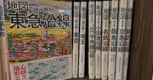 横浜駅は、ただの巨大駅ではない。
そこには100年以上の“都市の選択”が刻まれている。
大正、震災、私鉄戦略、駅裏開発。
そして今も続く再開発。
3月7日、横浜駅を“歩く前に”学ぶ夜。
参加者全員に
大正期の鳥瞰図(吉田初三郎 復刻版)プレゼント。
歴史を知ると、街はもっと面白い。
お申し込みは→https://peatix.com/event/4883267
#横浜駅
#横浜散歩
#横浜再開発
#横浜の歴史
#鉄道イベント
#私鉄戦略
#東急線
#京急線
#相鉄線
#都市研究
#地理イベント
#地図好き
#街歩き
#都市好きな人と繋がりたい
#地理系ブックカフェ