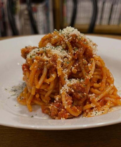 🌿✨New menu starts today✨🌿

He inherited the recipe from "Rivera" in Shizuoka City, which closed its doors last month after 35 years of history.
It has been reborn as a new product.

🍝Lunch only
Bolognese pasta
Rich, slowly simmered meat sauce and cheese.
It's a comforting yet satisfying taste.

🍳Regular Menu
Japonese pasta
A gentle Japanese style soy sauce base.
Made mellow with a soft, runny egg.

It's somehow nostalgic and warm.
Treat yourself to a little lunch to reward yourself for your hard work every day.

Why not take a deep breath with a book and some pasta?📚☕️

#NewMenu #Bolognese #Japonese #RewardLunch #CafeHunting Komazawa Lunch Adult Women's Lunch Relaxing Time Geography Book Cafe