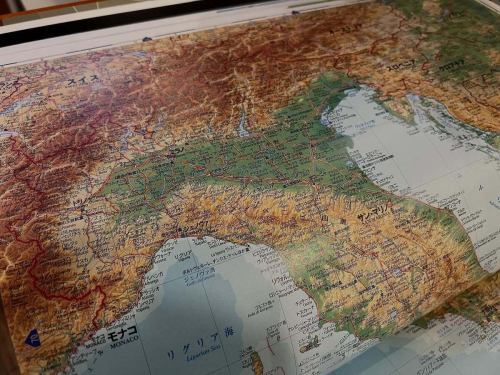 February 23rd, national holiday.#MountFujiDay 🗻
And the Winter Olympics came to an end.
It's a day to think about the mountains of the world.

Today is Monday
Regular business hours from 11am!

The photo is from Shogakukan's World Atlas.
From the Alps to the Apennines and the Mediterranean.
The three-dimensional shadows make it seem as if you are looking down from the sky.

On Mount Fuji Day,
Want to travel the world's mountain ranges and terrains?

📍Geography Book Cafe Fantasy Map (Komazawa University)
☕ Relaxed reading and discussions about maps are welcome.

*We will be closed tomorrow, February 24th.

We look forward to your visit today.
Have a nice holiday with the map.