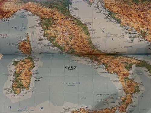 February 23rd, national holiday.#MountFujiDay 🗻
And the Winter Olympics came to an end.
It's a day to think about the mountains of the world.

Today is Monday
Regular business hours from 11am!

The photo is from Shogakukan's World Atlas.
From the Alps to the Apennines and the Mediterranean.
The three-dimensional shadows make it seem as if you are looking down from the sky.

On Mount Fuji Day,
Want to travel the world's mountain ranges and terrains?

📍Geography Book Cafe Fantasy Map (Komazawa University)
☕ Relaxed reading and discussions about maps are welcome.

*We will be closed tomorrow, February 24th.

We look forward to your visit today.
Have a nice holiday with the map.