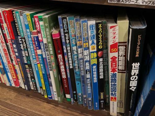 📚🌏
2月27日（星期五）營業時間 | 地理書咖啡廳奇幻地圖

我們今天照常營業。
何不度過一個輕鬆愉快的星期五，沉浸在地圖和書籍的海洋中呢？

和 -

🔔 明天，2月28日星期六，我們將因私人晚間業務暫停營業，直至下午5點。

如果您計劃前來參觀，請注意時間。

下午地理講座
手捧地圖，享受咖啡時光
我們期待與您見面。

📍地理書Cafe Kuuso Chizu（駒澤大學站步行4分鐘）
週末地理課見。